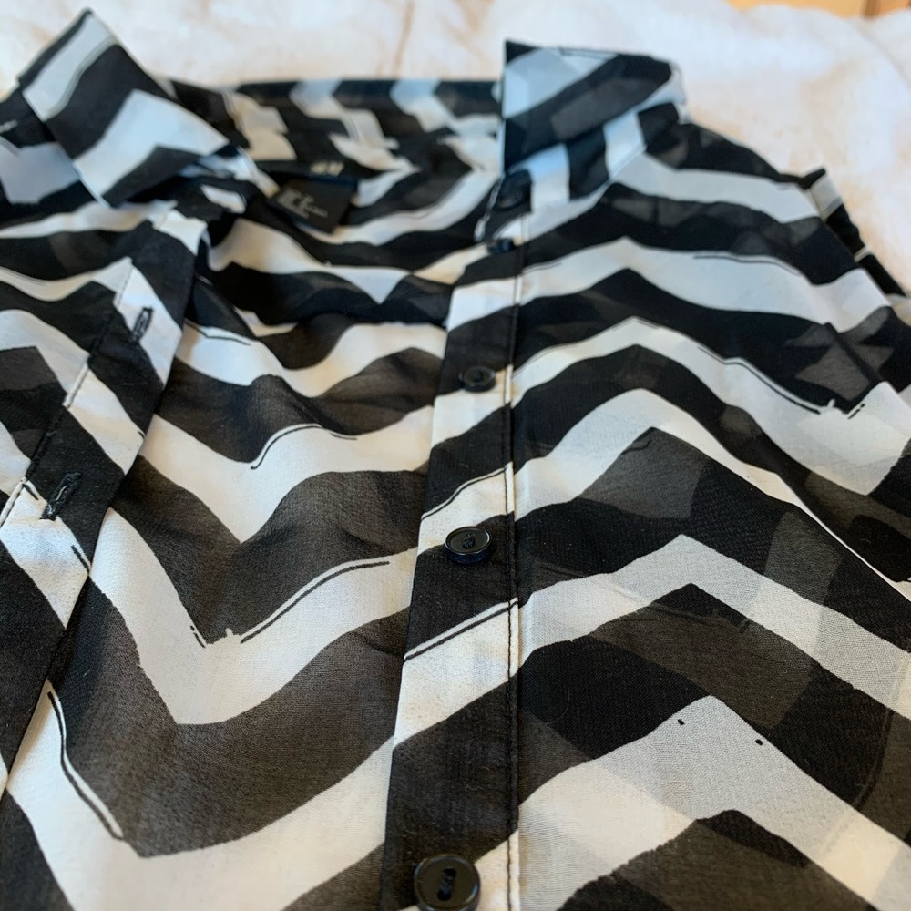 H&M Chevron Button Up Top - Picture 4 of 5